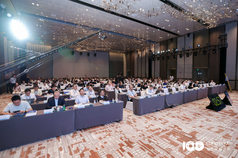 Zhang Yongwei: Integração entre veículos e energia no exterior se torna tendência inevitável, infraestrutura de recarga e troca de baterias entra em janela de ouro