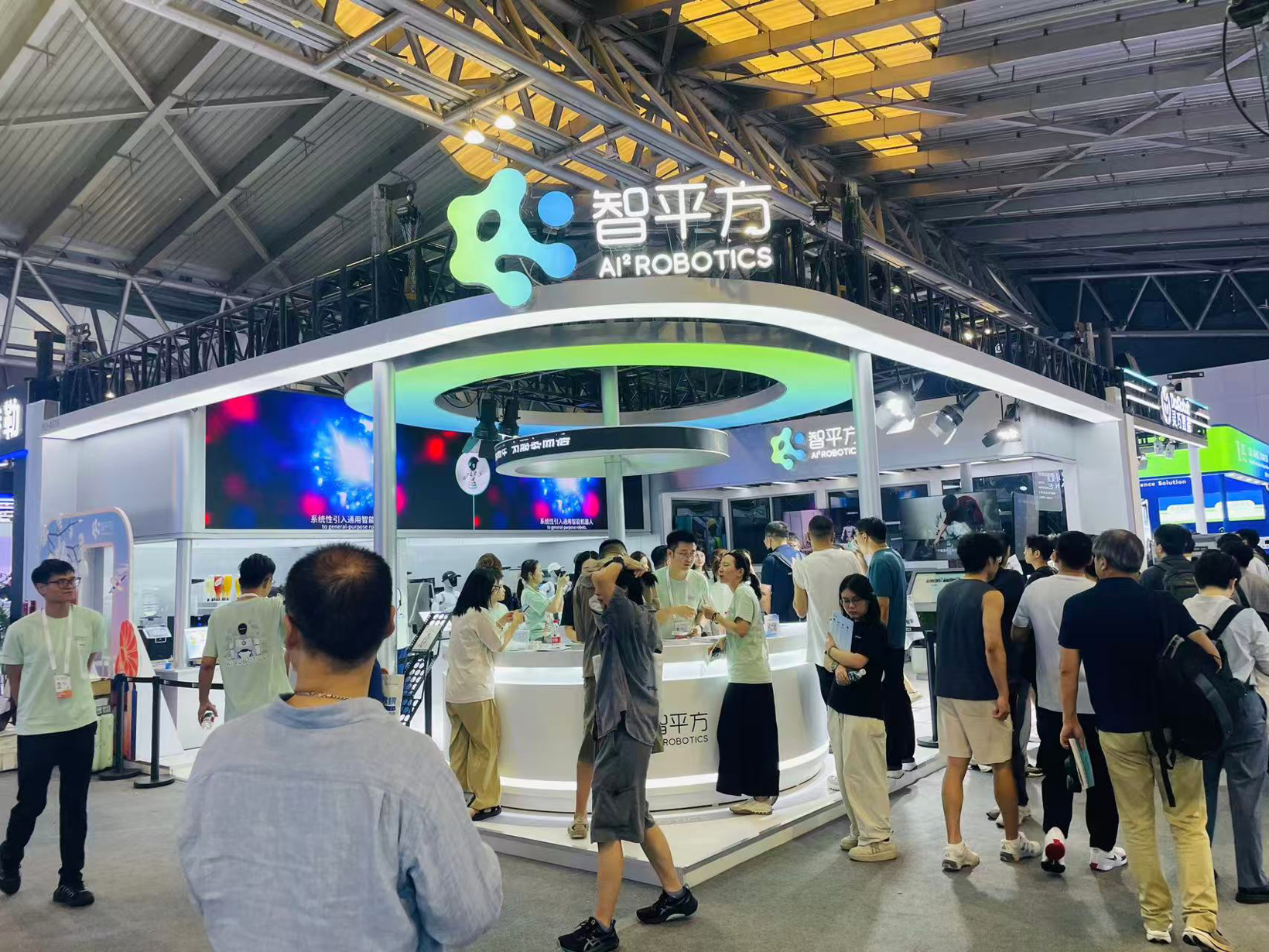 WAIC 2026|智平方展示全球首个原创类脑大模型,让机器人更加聪明能干,开启通用机器人生产力时代