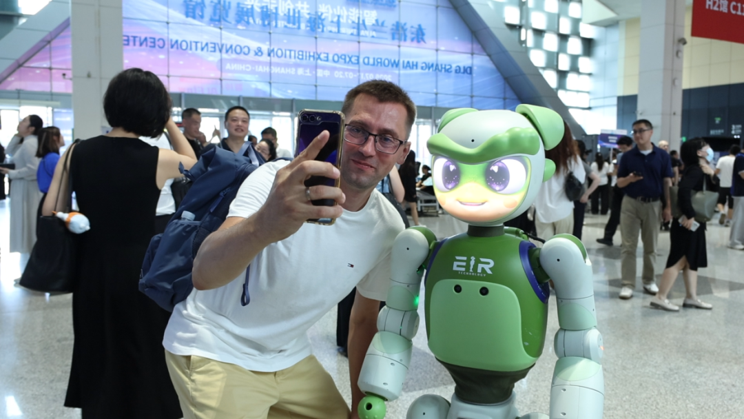 WAIC 2026 | Robô humanoide de interação emocional "Aiqiu" é apresentado