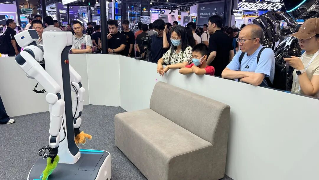 WAIC 2026 | 思灵机器人展出多款人形产品,冲刺10万台量产关口