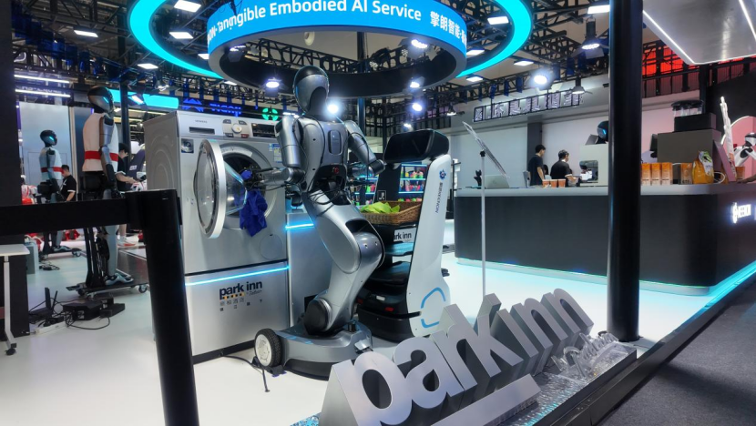 WAIC 2026擎朗具身社区开张:人形机器人真干活承包衣食住行
