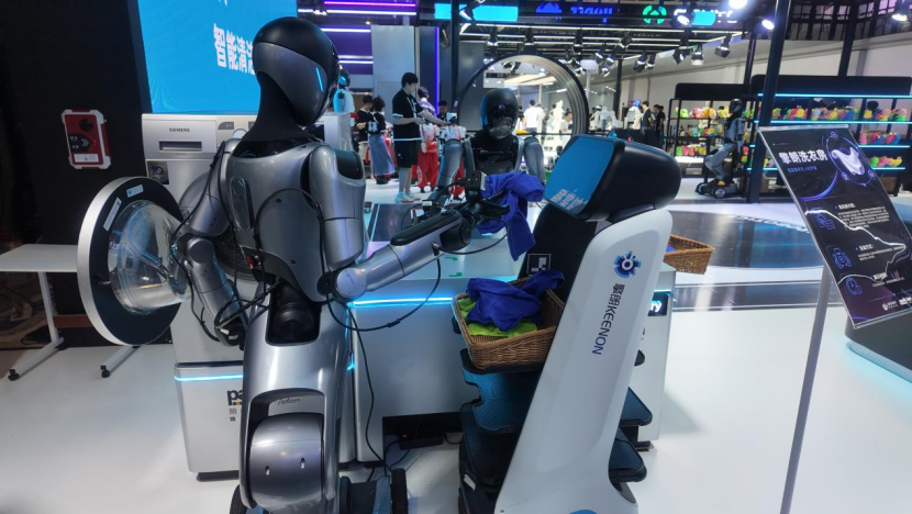 WAIC 2026擎朗具身社区开张:人形机器人真干活承包衣食住行