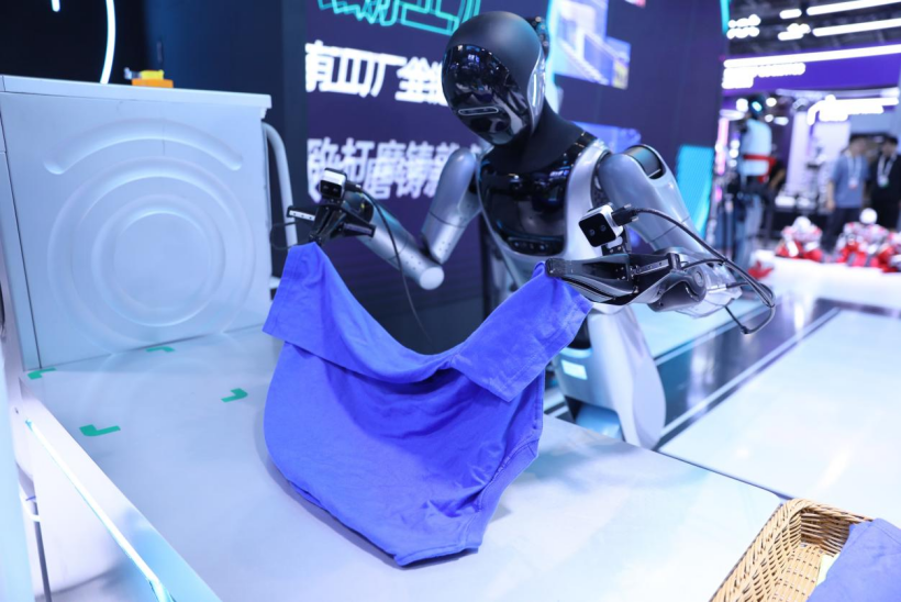 WAIC 2026擎朗具身社区开张:人形机器人真干活承包衣食住行