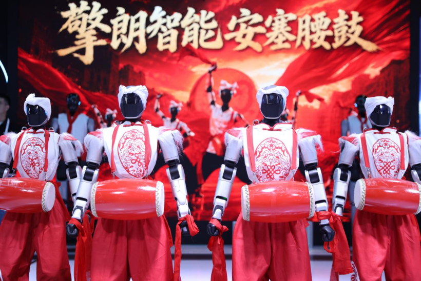 WAIC 2026擎朗具身社区开张:人形机器人真干活承包衣食住行