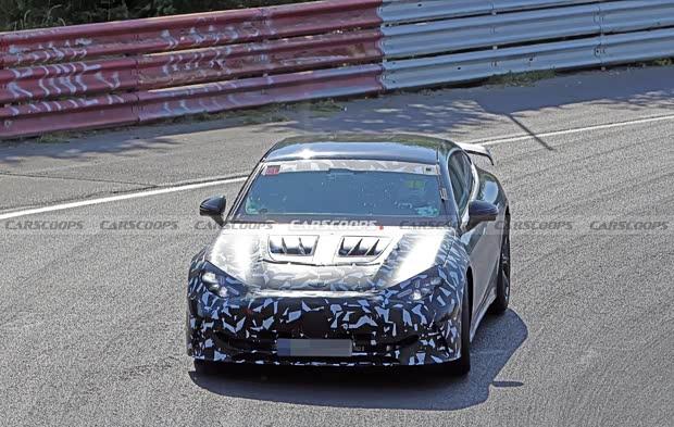 Mais de 1100 cv, capô ventilado/supressor de grande porte, flagra da versão de alto desempenho do AMG GT Coupé de quatro portas