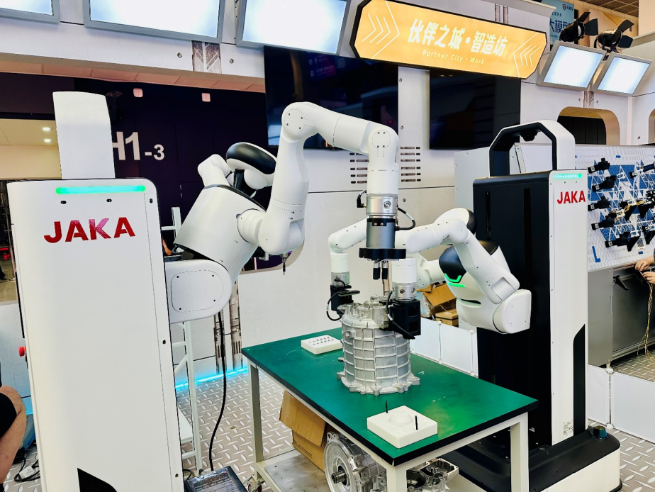 WAIC 2026｜Aplicações de Inteligência Corporificada Industrial da JAKA no WAIC Moda Robótica
