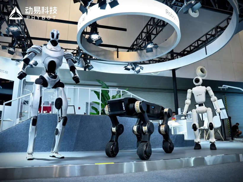 WAIC 2026 | PHYBOT da Dongyi Technology apresenta pela primeira vez toda a família em movimento dinâmico no mesmo palco
