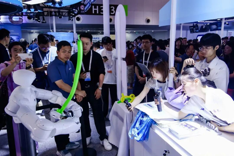 WAIC 2026 | 临界点集中展示灵巧操作全产品矩阵