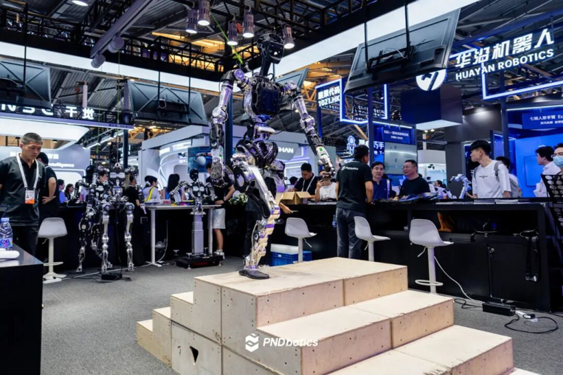 WAIC 2026 | PNDbotics estreia publicamente robô subindo e descendo escadas