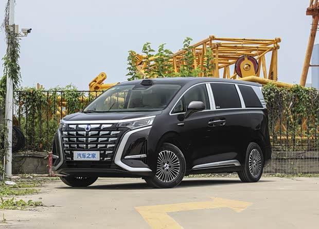 Lançado por 329.800 yuans, a segunda geração do Denza D9 híbrido plug-in versão luxo com carregamento rápido chega ao mercado, reduzindo ainda mais a barreira de entrada