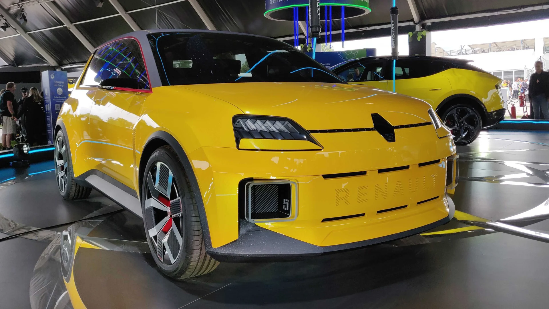 Novo Renault 5 inicia testes antes do lançamento em 2024