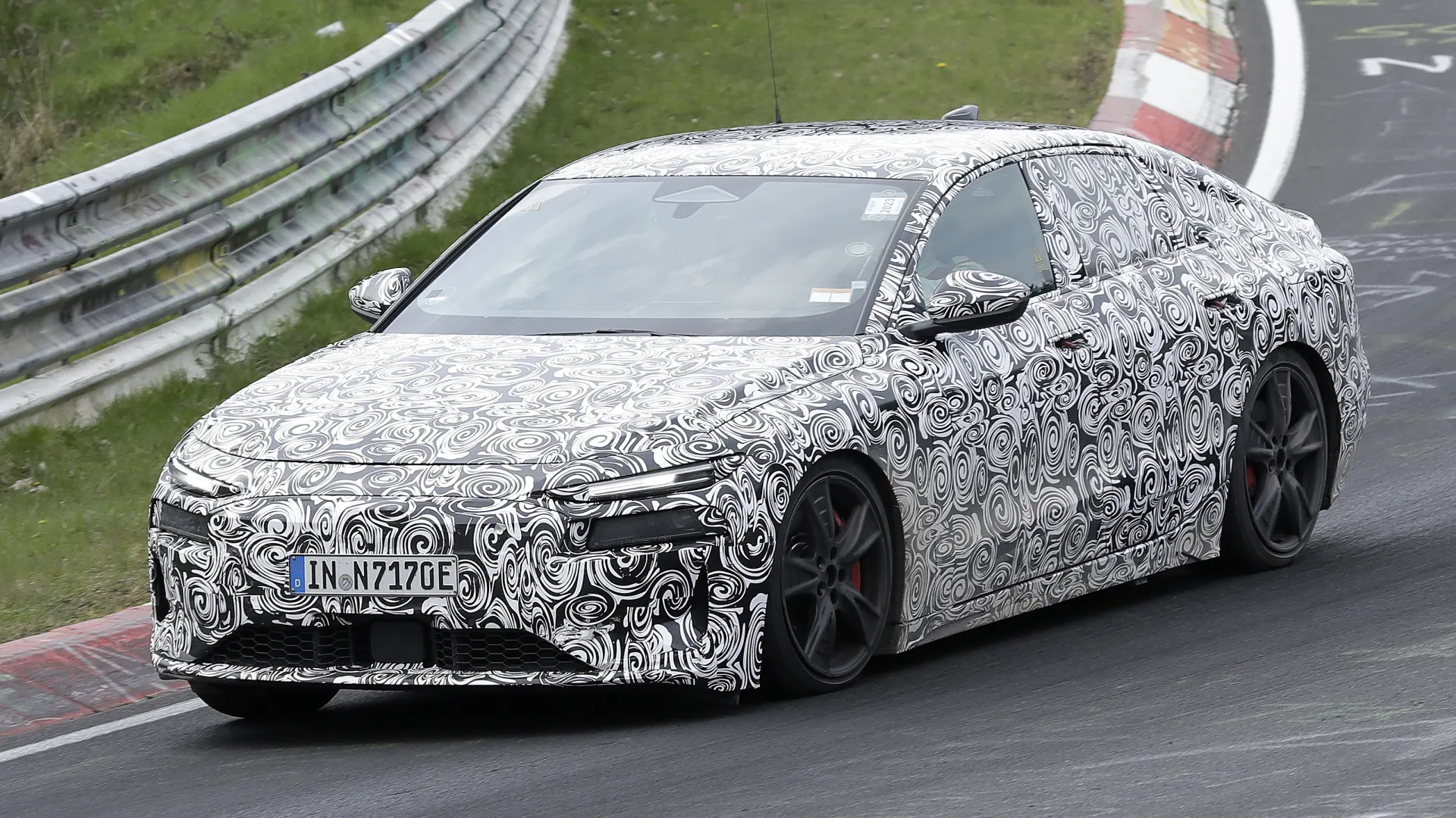 Novo Audi S6 e-tron 2024 flagrado em testes em Nürburgring