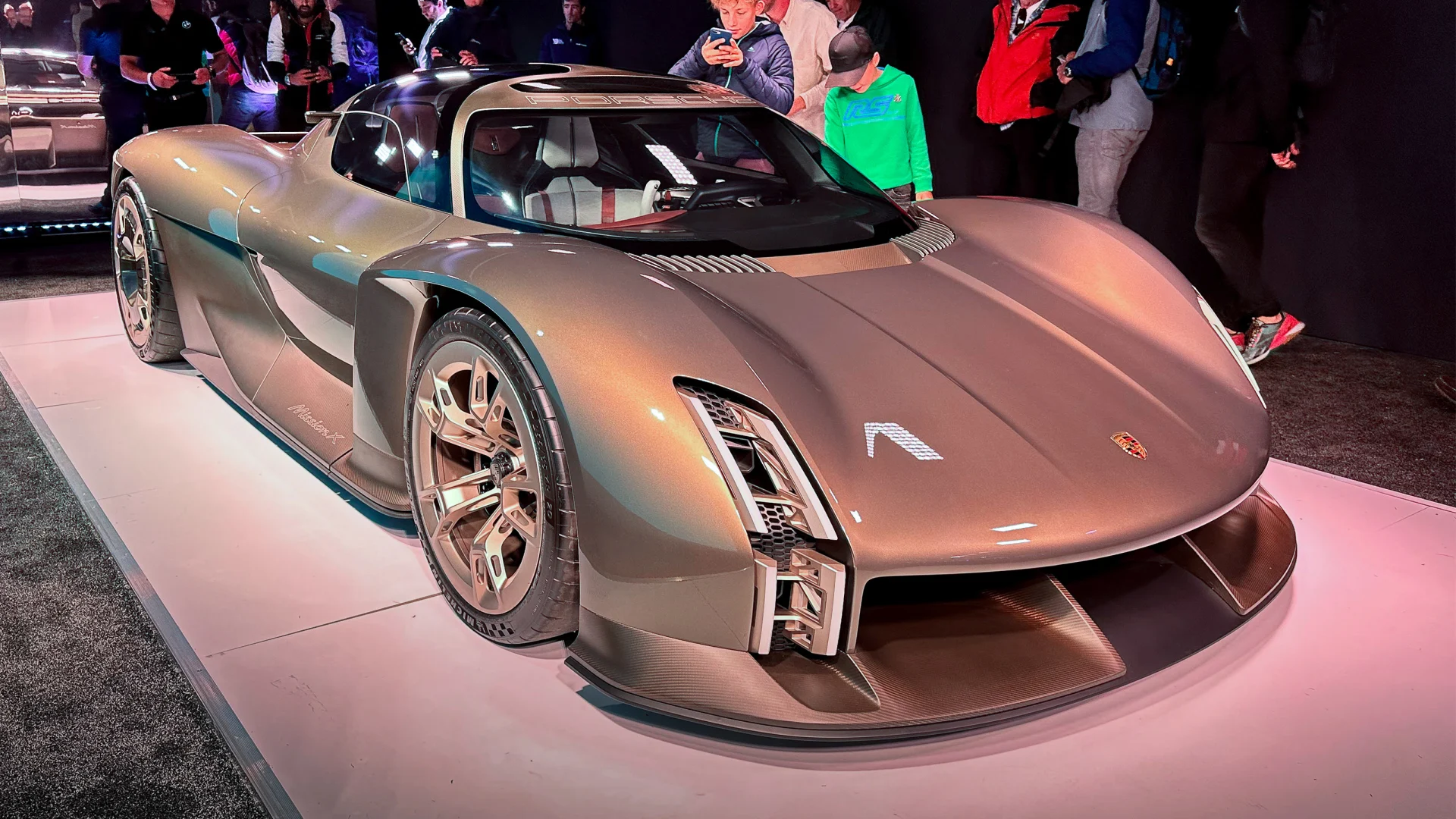 Hipercarro Porsche Mission X de 1500 cv faz estreia pública