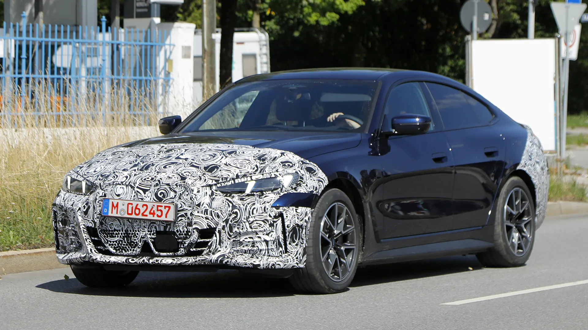 Novo BMW i4 flagrado: EV reestilizado terá melhorias de design e tecnologia