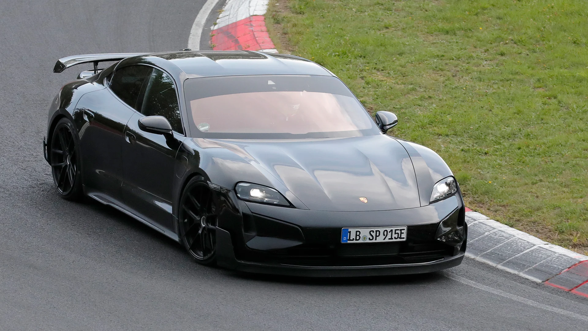 Novo Porsche Taycan focado em pista será revelado na próxima semana