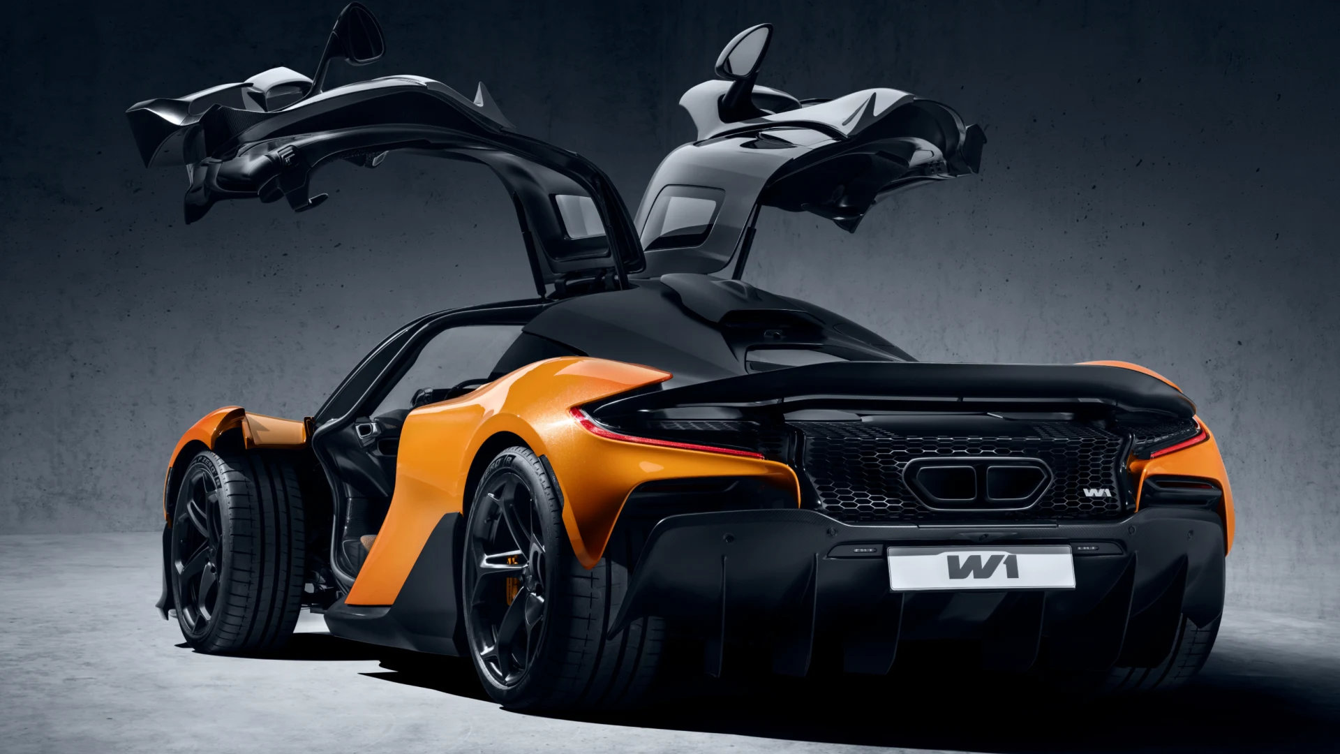 Substituto do McLaren 750S receberá V8 híbrido do hipercarro W1 com potência reduzida