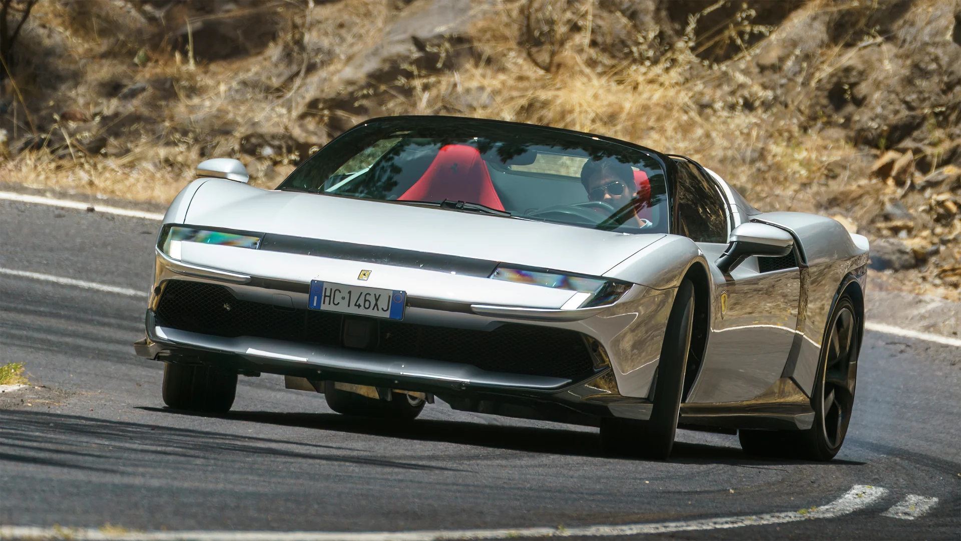 O novo carro-chefe da Ferrari me impressionou, mas eu ainda compraria uma Lamborghini